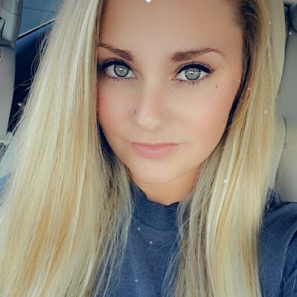 Meet your Posher, Cassandra - Picture 2 of 4